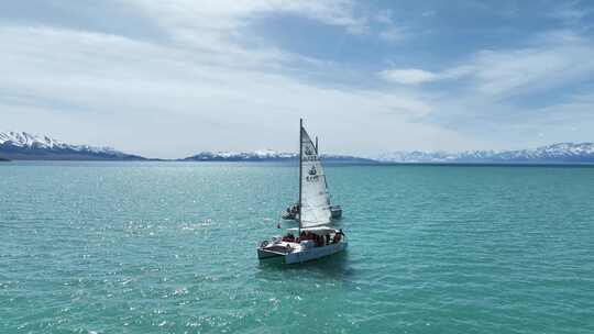 航拍新疆赛里木湖风景区行驶在湖面的帆船