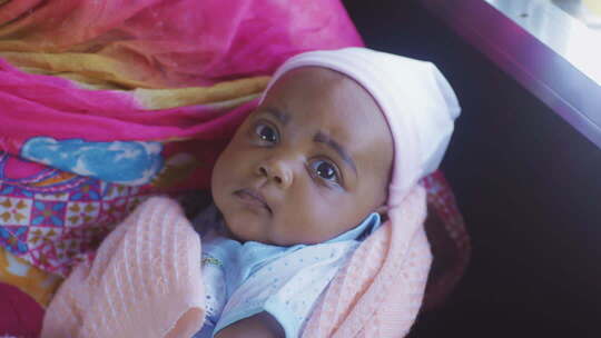非洲火车上母亲怀里的婴儿