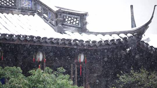 冬天下雪花纷飞古建筑江南园林