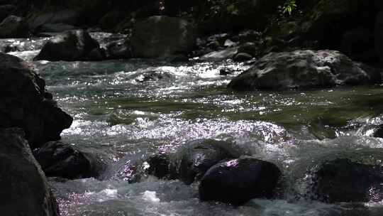 4K小溪河流奔腾的河水空镜意境实拍视频