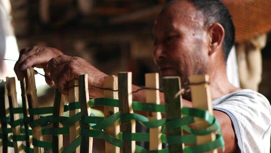 农村老人干活制作竹子栅栏4k视频素材