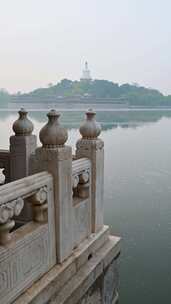 北京春天北海公园早晨湖面晨雾倒影风光