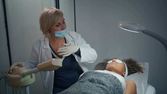 专业美容师在水疗中心治疗客户在水疗中心放
