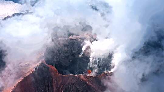 活火山空中冒出的烟