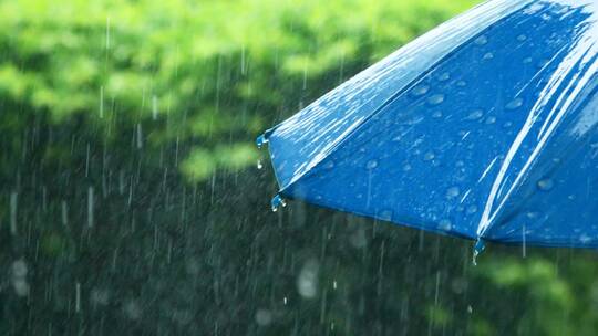 暴雨天气雨滴从雨伞上滑落慢镜头视频素材