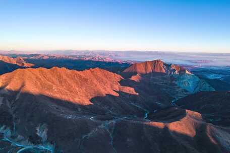 青海海南拉脊山山脉蓝天航拍视频