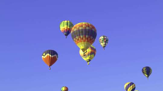 蔚蓝天空中漂浮的热气球飞行飞翔