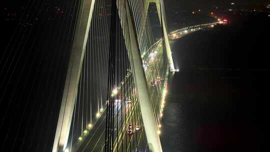 4k航拍润扬大桥夜景车流灯光行驶桥梁运输