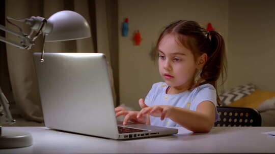 小女孩在笔记本电脑上的在线学校学习