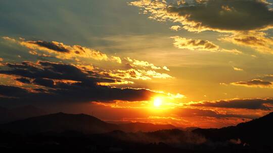 群山日落延时唯美乡村夕阳黄昏傍晚天空云朵