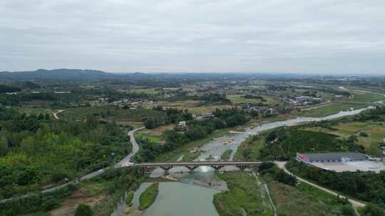 四川盆地九月河道田野平原样貌