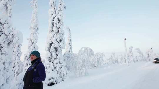 女孩走在街上，探索芬兰拉普兰美丽的白雪覆