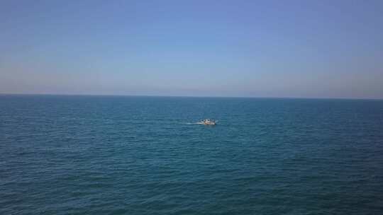 大海中的小船
