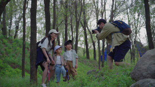 幸福家庭徒步旅行