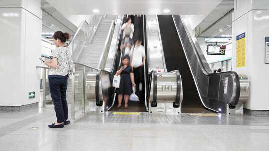 地铁站内乘客上下手扶电梯人群人流延时摄影视频素材模板下载
