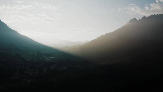 航拍日出下的山川风光