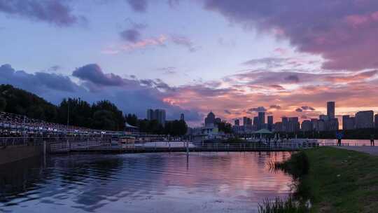 浑河晚霞夜景日转夜夜航游船码头夜市大排档