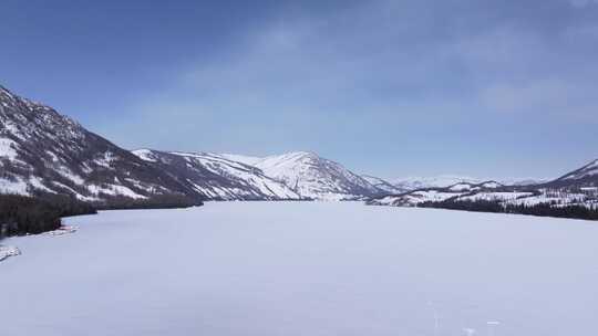 航拍新疆冬季喀纳斯神仙湾晨雾雪山森林雪景