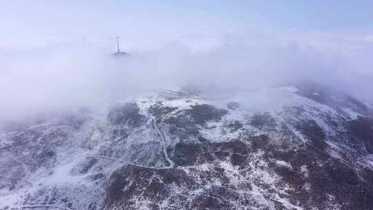 雪山云雾中的风力发电机