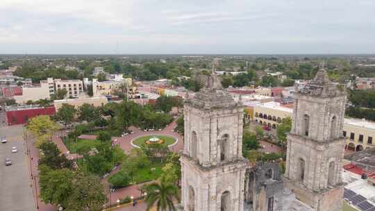 无人机从著名的Iglesia de San Servacio教堂飞过，揭示了城镇广场和城市景观