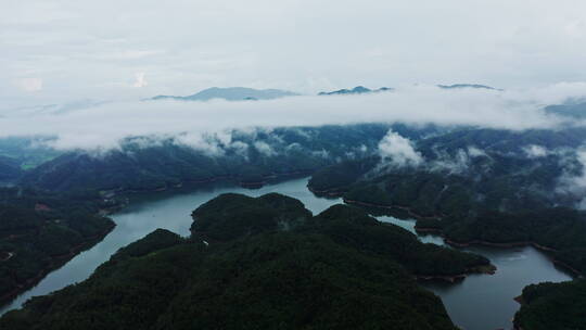 雨雾中的水库