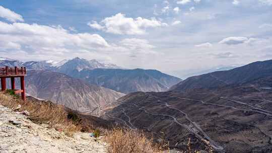 山间观景台俯瞰蜿蜒山路