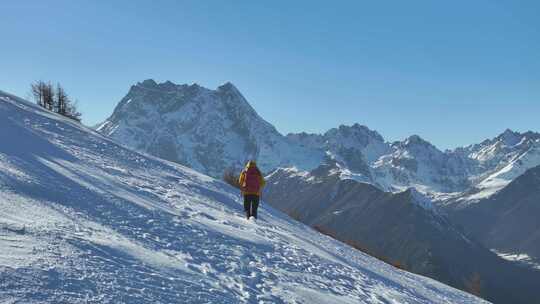 实拍登雪山画面