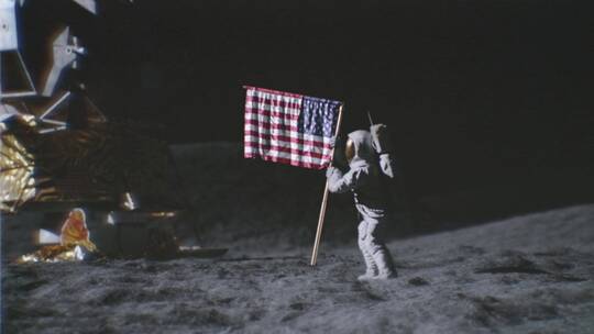 宇航员在月球插国旗