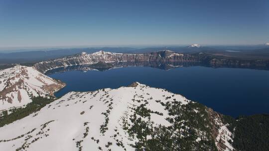 雪山环绕的湖泊天际线景观视频素材模板下载
