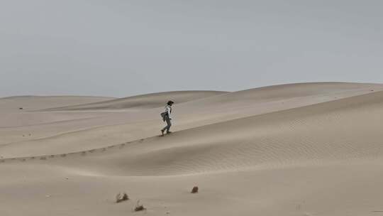 沙漠中女孩独自一个人行走