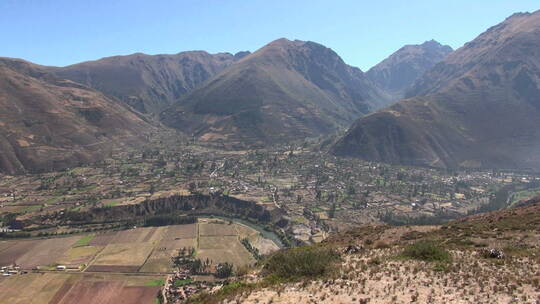 秘鲁圣谷油田沿着陡峭的河岸