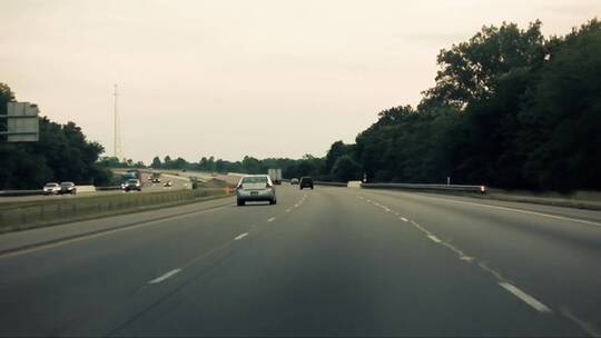 高速公路上的行驶镜头