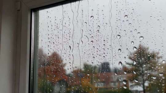 室内视角看玻璃上雨滴