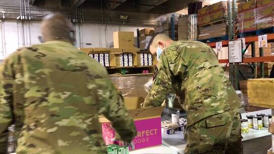 美军士兵在分发食物视频素材模板下载