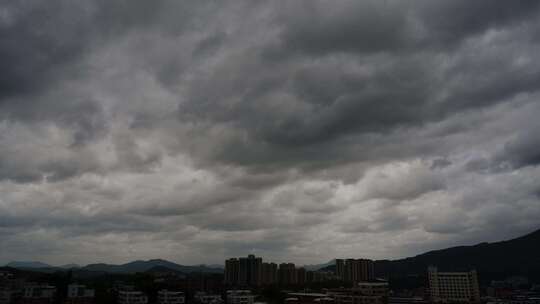 阴天森林乌云飘过树林阴雨天山峰山脉大景