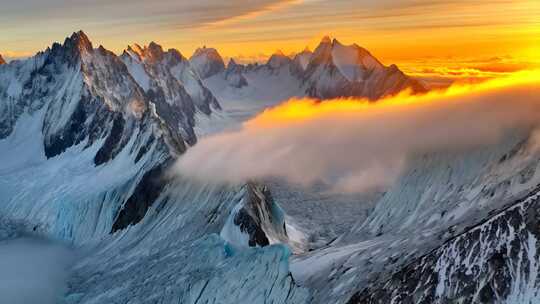 雪山日出壮丽全景