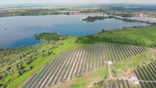 农场太阳能电池板场的航空照片