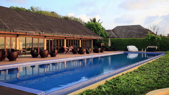 马尔代夫度假岛上的露天泳池