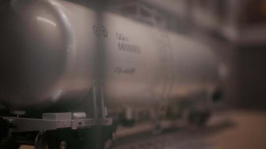 银色火车车厢特写