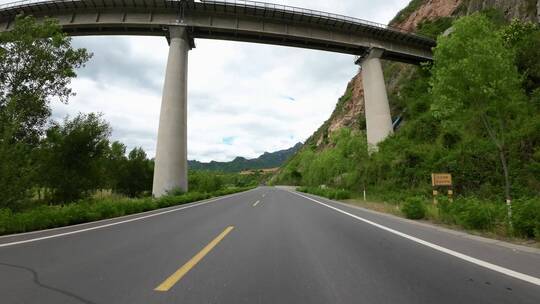 开车视角 白天 行驶在公路上