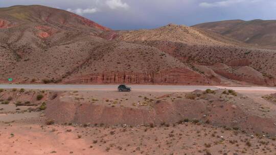 一辆停在沙漠路边的机动车