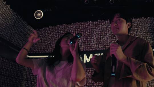 情侣在KTV唱歌视频素材模板下载