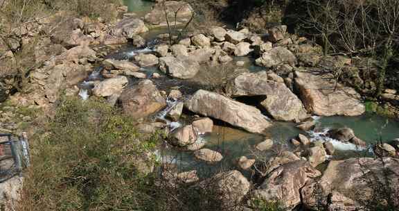 俯拍峡谷溪流巨石