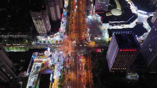 俯拍城市夜景交通车辆行驶航拍