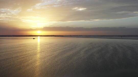 航拍夕阳下的察尔汗盐湖视频素材模板下载