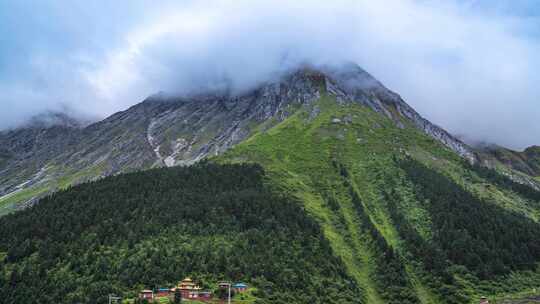 墨脱寺庙雪山