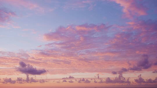 日落时的粉色云和蓝天特写