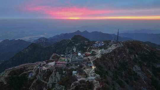 泰山极顶暮色下的山峦风光