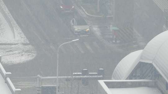 城市冬天雪天积雪道路交通车流街景