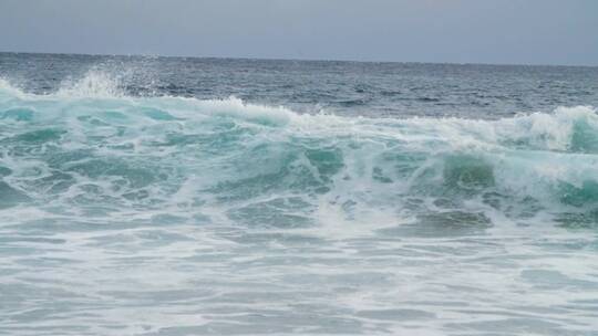 海浪拍打在波涛汹涌的大海中